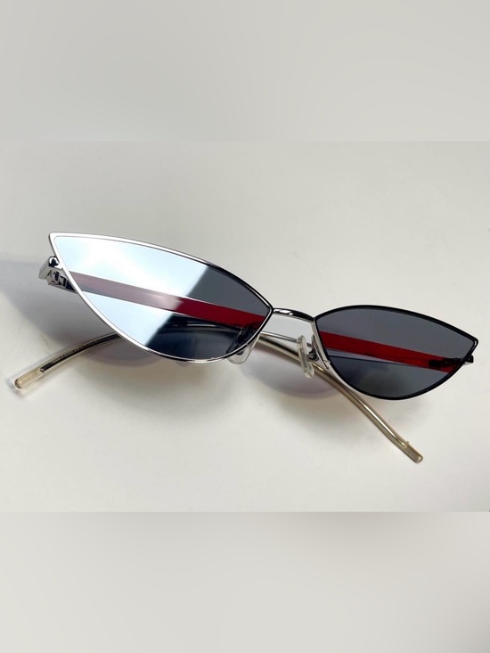 GENTLE MONSTER Other - Gentle Monster POXI -02 Silver/Maroon
Slim Cat-eye Mirrored Sunglasses UNISEX